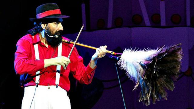 HOMBRE BALA. Hugo Varela quiere volar como en el circo.