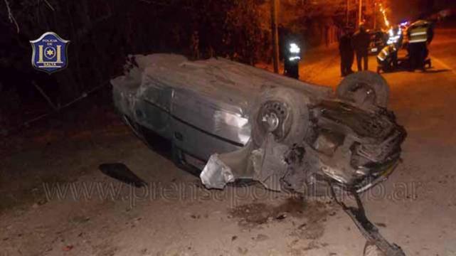 VUELCO EN LA MADRUGADA. El comisario inspector Renato Constantini viajaba por la recta de Cánepa y manejaba su esposa, la jueza Mariana Cervera. FOTO POLICÍA DE SALTA.