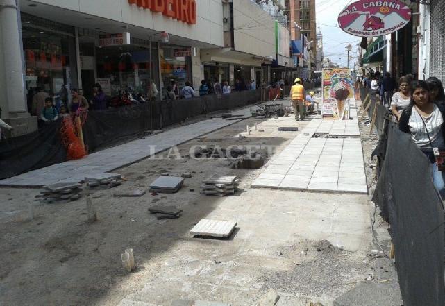 Algunos comerciantes criticaron que hay pocos obreros para el tamaño de la obra. FOTO LA GACETA