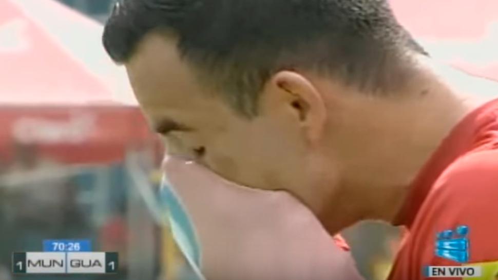 Video En Pleno Partido Un Futbolista Se Enteró De La Muerte De Su Madre Por Un Rival La