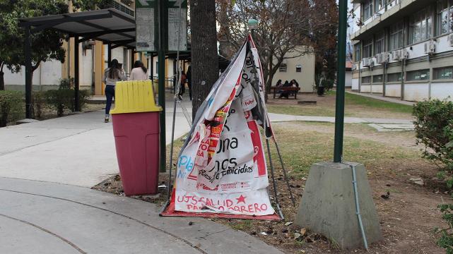 Publicidad Política destruida en cercanías de la biblioteca central