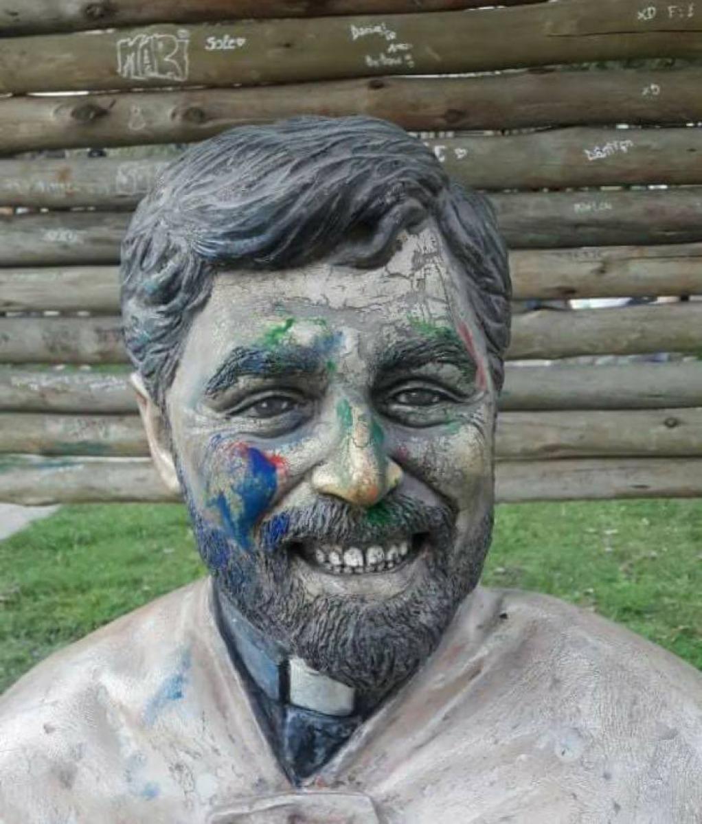 Volvió el padre Chifri: hoy instalaron la estatua ...