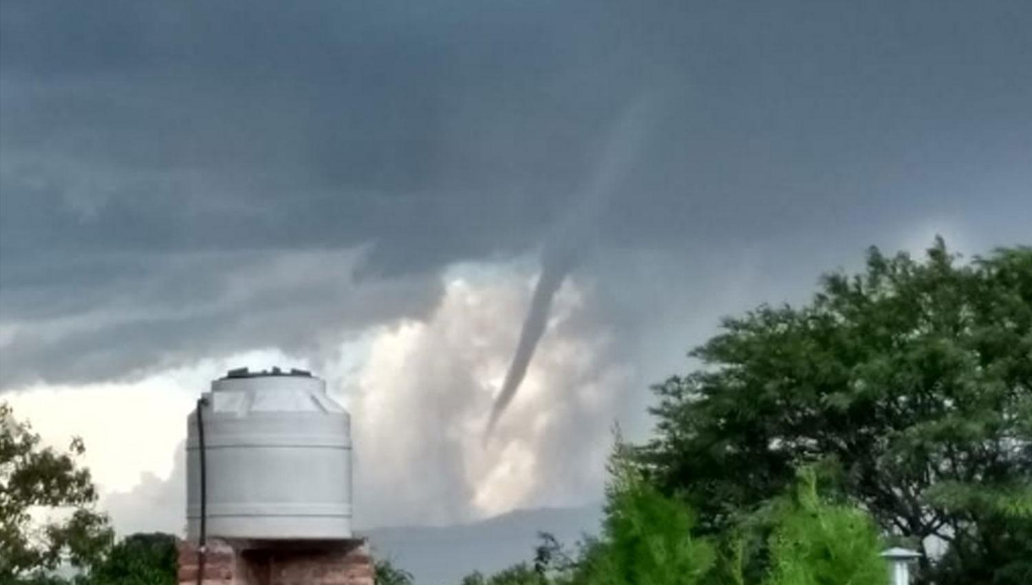 Video vecinos filmaron una amenaza de tornado en Trancas LA GACETA Salta