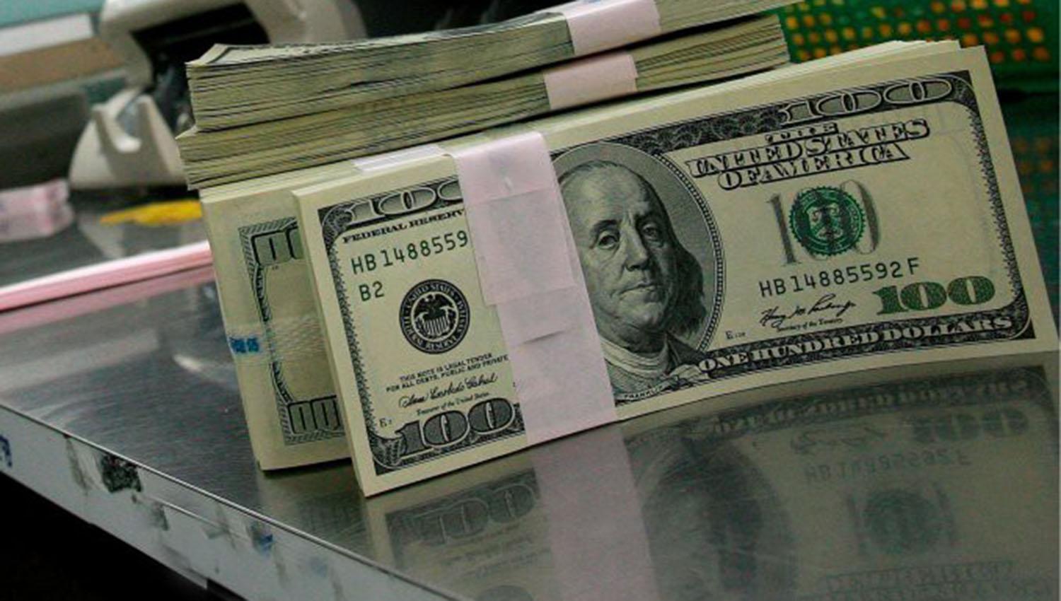 El dólar vuelve a caer por mayor oferta y se acerca a su mínimo del mes