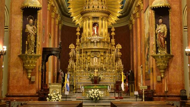 Las imágenes de San Felipe y Santiago se encuentran en los laterales del altar de la Catedral Basílica de Salta. Foto Catedral de Salta
