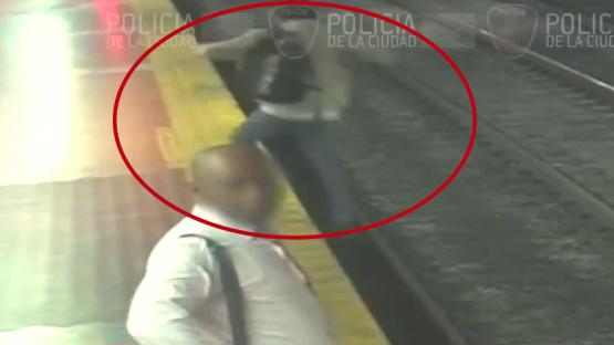 Video: cayó a las vías del tren por caminar distraído con el celular