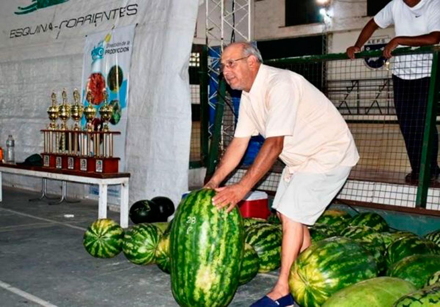 Una súper sandía de 44,600 kilos ganó en la Fiesta de la Sandía en