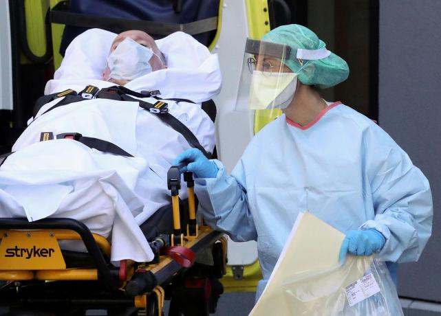 CONTRARRELOJ. Médicos y enfermeras trabajan sin descanso contra el coronavirus.