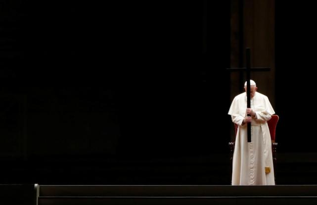 VIERNES SANTO. El Papa encabeza la celebración.