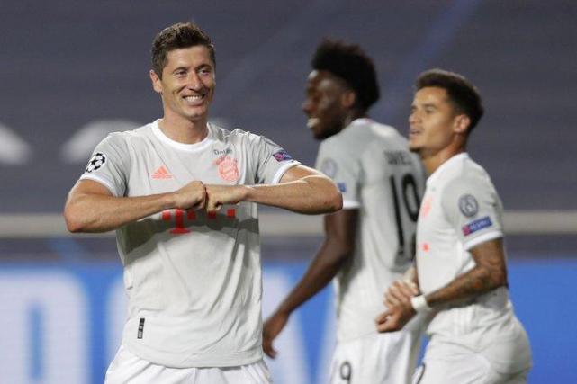 IMPARABLE. Lewandowski festeja su único gol en el encuentro ante Barcelona. FOTO TOMADA DE TWITTER.COM/FCBAYERN