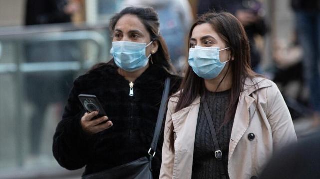 BUENOS AIRES. Dos mujeres transitan con barbijo por la vía pública. Foto: Télam